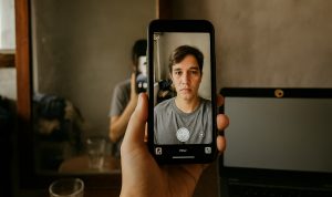 Fenomena Instagram “keluarga miskin” merupakan gambaran paradoks era digital: keinginan menunjukkan keaslian bertabrakan dengan kebutuhan menjaga privasi. Fenomena Instagram “keluarga miskin” merupakan gambaran paradoks era digital: keinginan menunjukkan keaslian bertabrakan dengan kebutuhan menjaga privasi.